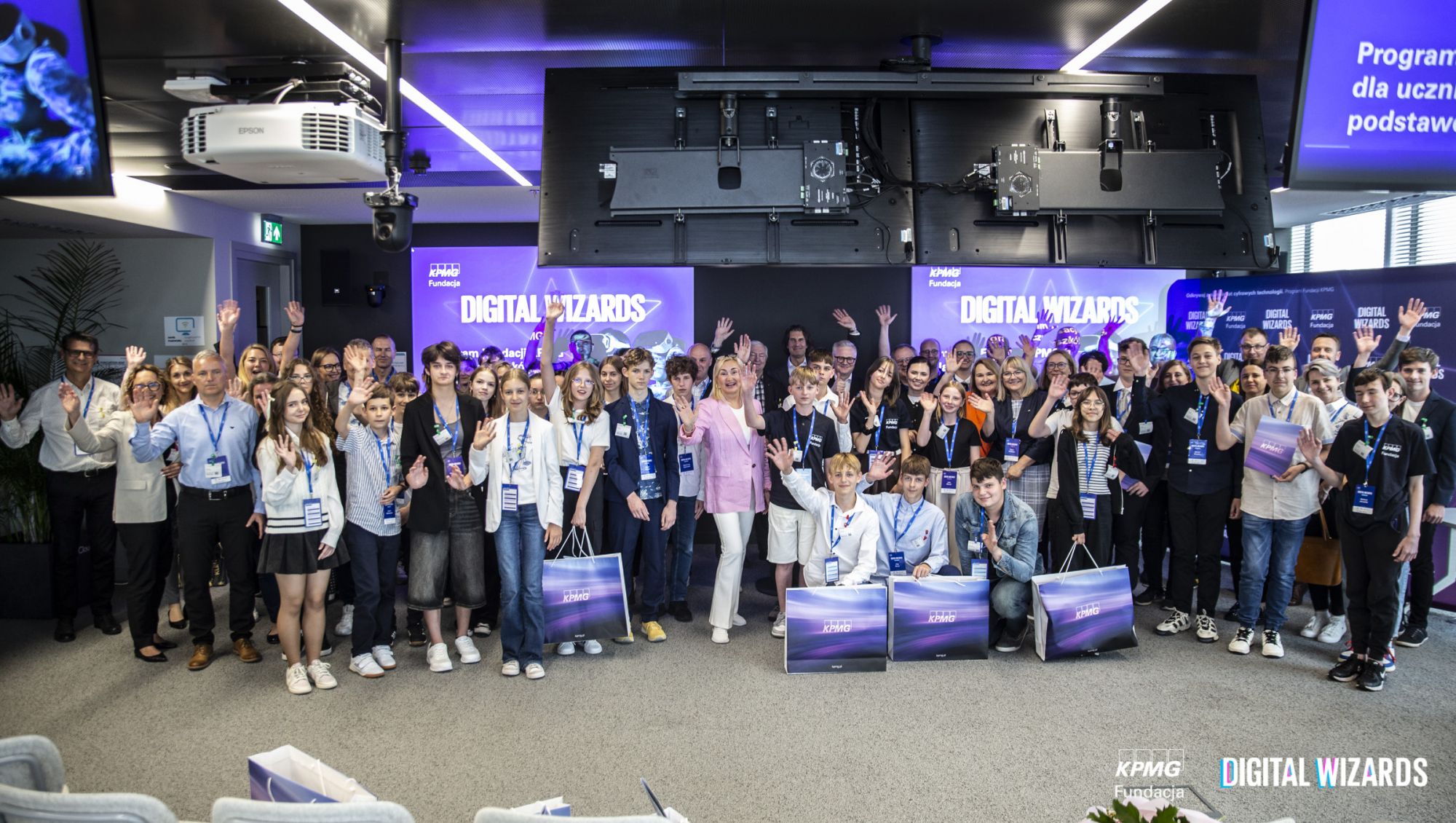 zdjęcie grupowe uczestnik&oacute;w nowego programu edukacyjnego Digital Wizards